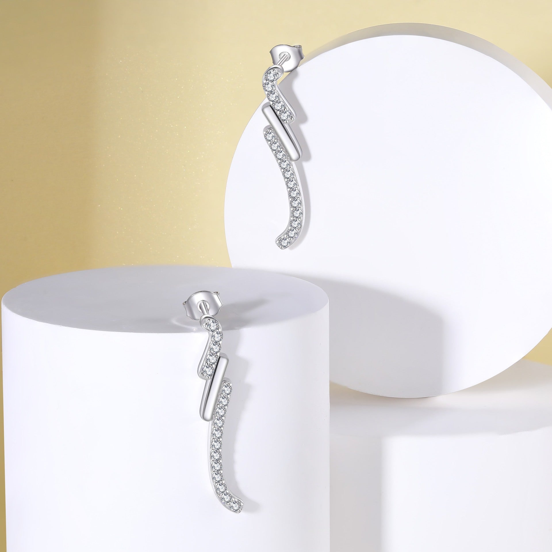 Damen Ohrstecker im eleganten geschwungenen Design mit funkelndem Zirkonia-Besatz Shop Nory