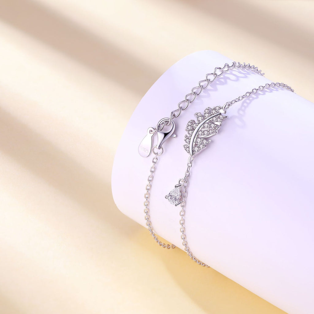Damenarmband mit filigraner Blattform und funkelnden Zirkonia Shop Nory