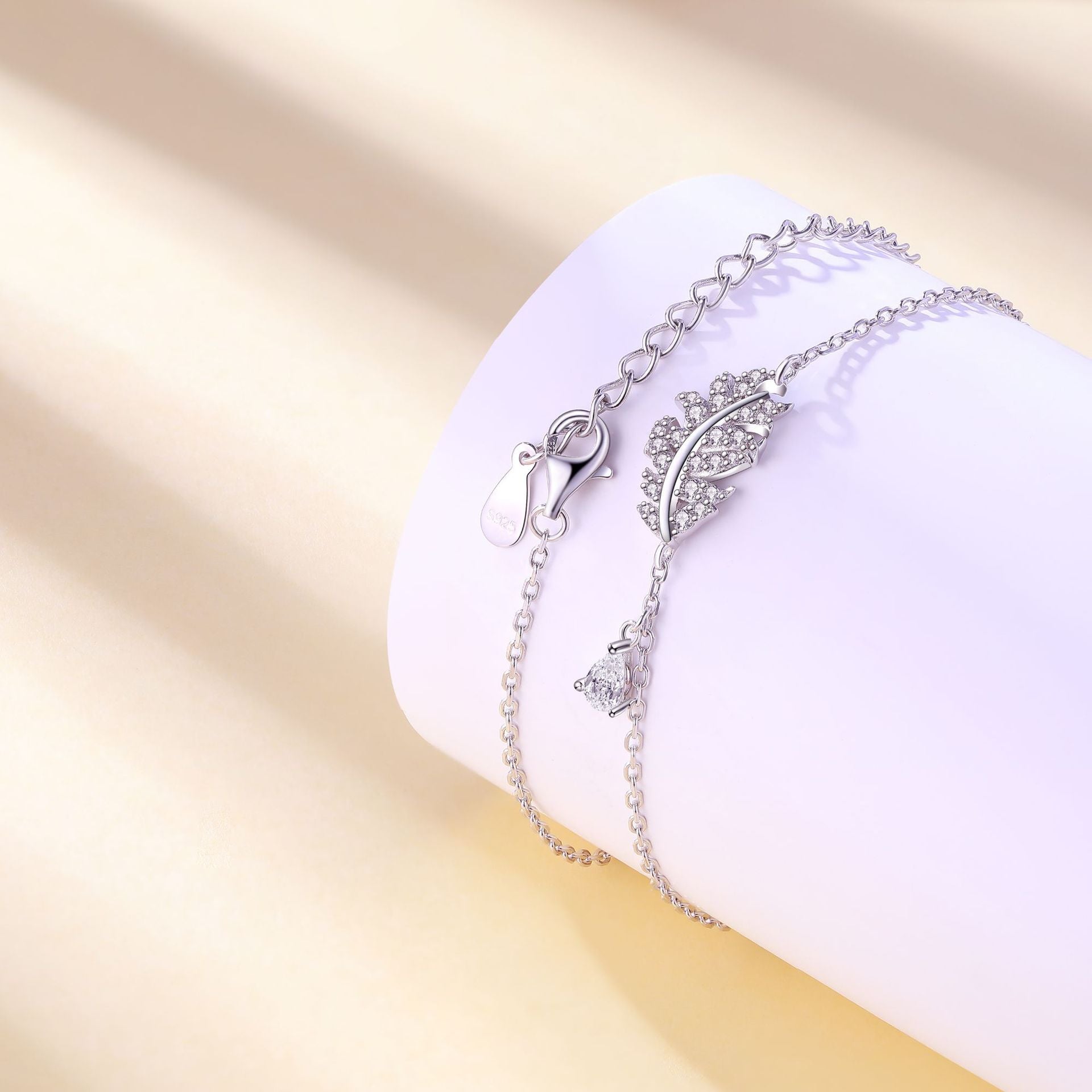 Damenarmband mit filigraner Blattform und funkelnden Zirkonia Shop Nory