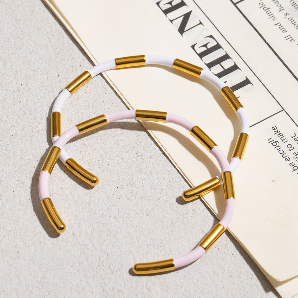 Damen Offenes Armband mit elegantem goldenen und weißen Design Shop Nory