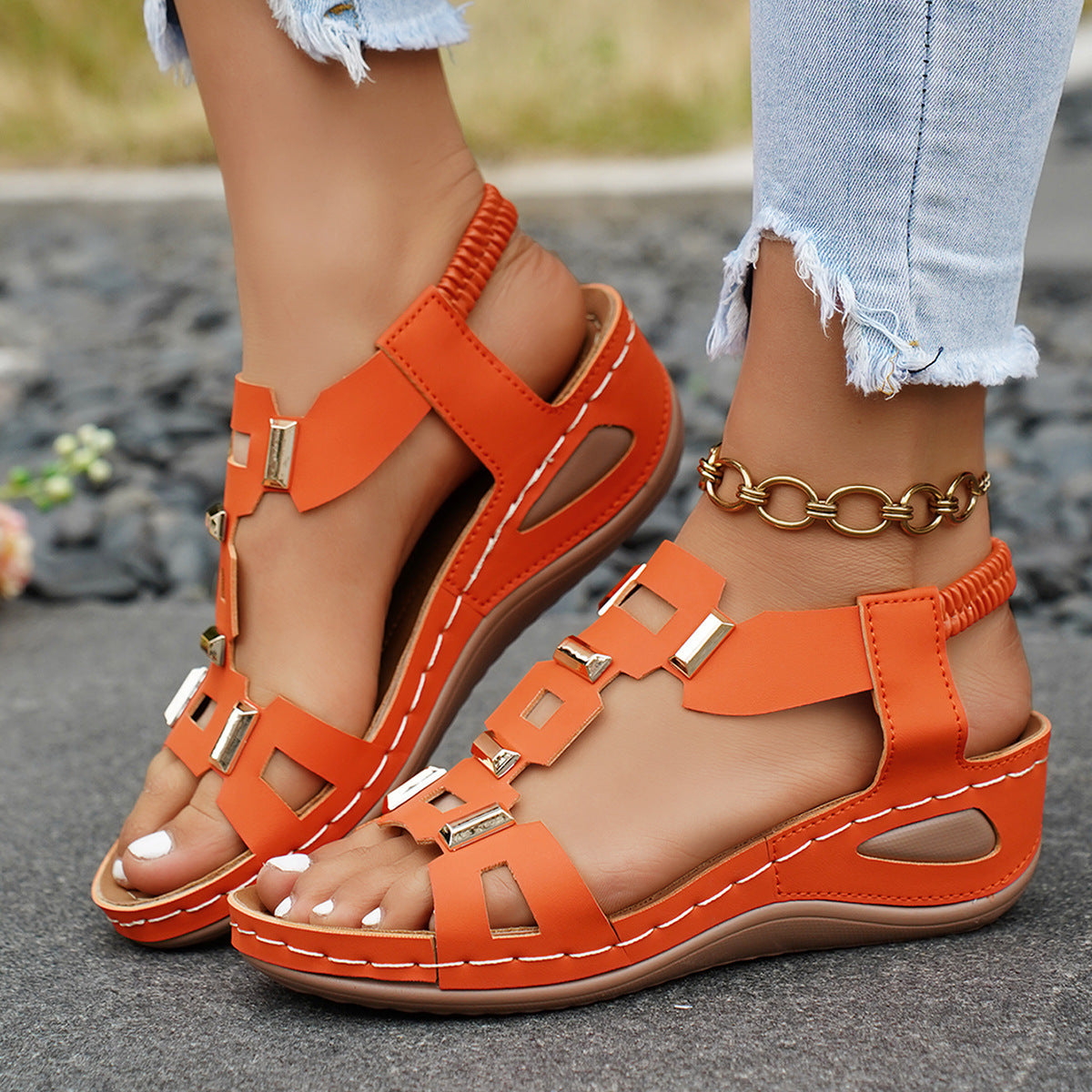 Damen Sandalen mit elastischem Riemendesign und dekorativen Applikationen Shopnory