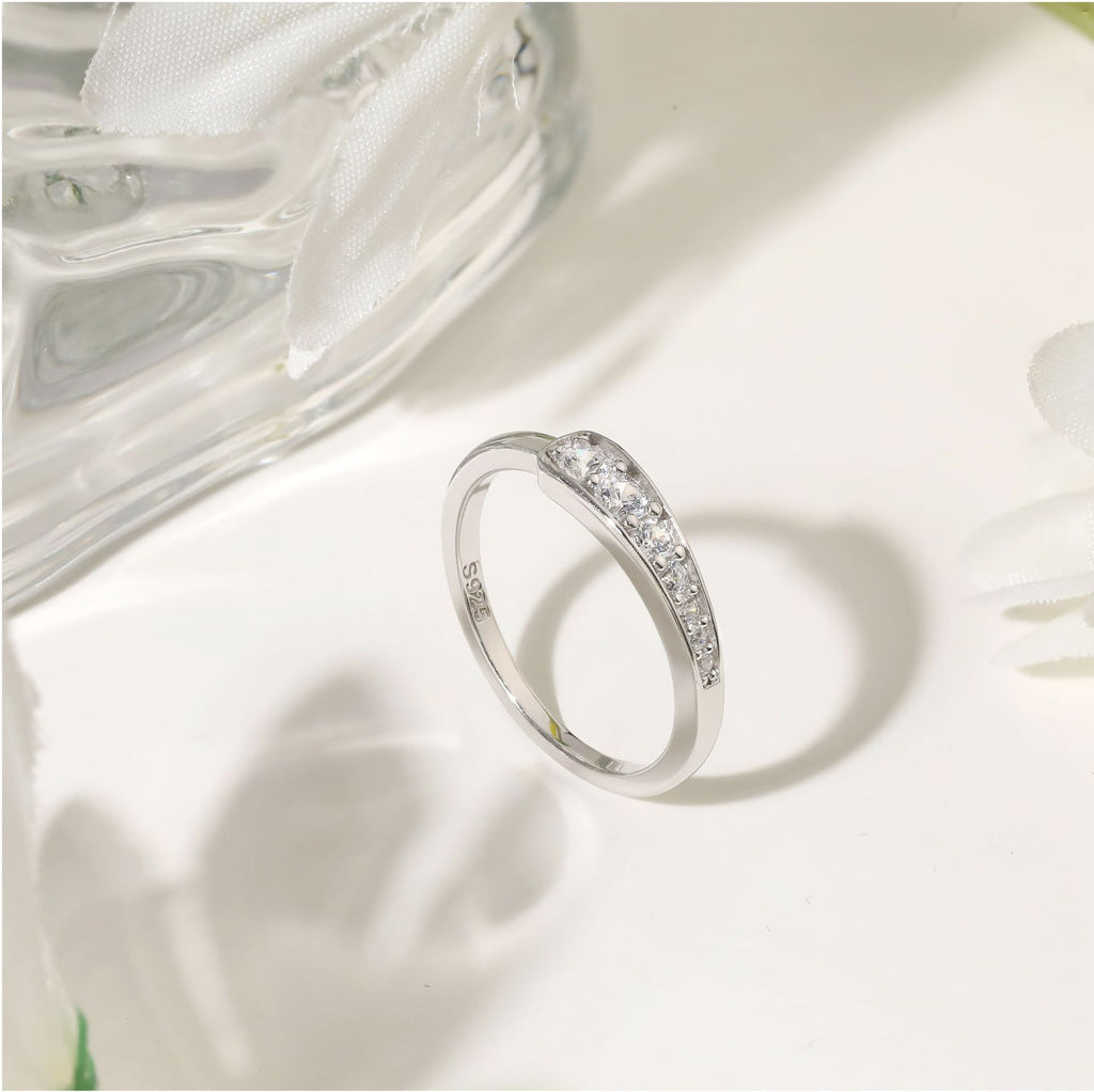 Damenring mit elegant geschwungenem Design und funkelnden Zirkonia Shop Nory