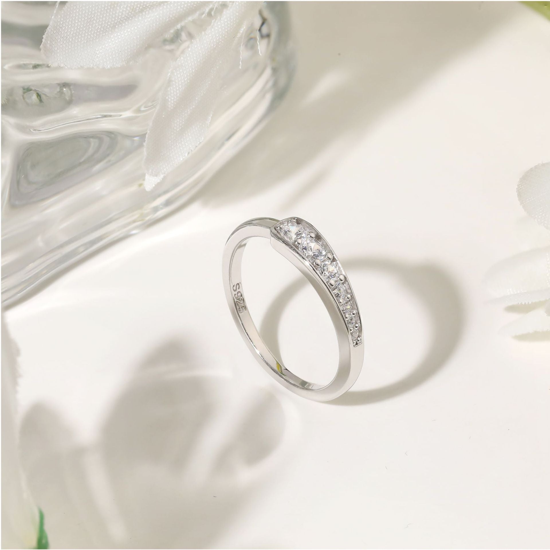 Damenring mit elegant geschwungenem Design und funkelnden Zirkonia Shop Nory