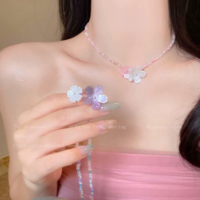 Damen Halskette mit handgefertigten bunten Blütenanhängern und funkelnden Kristallen Shop Nory