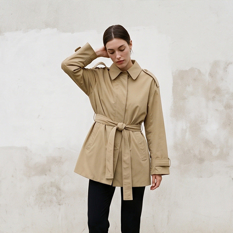 Damen Kurztrenchcoat mit Taillengürtel, Schulterklappen und verstellbaren Manschetten Shop Nory