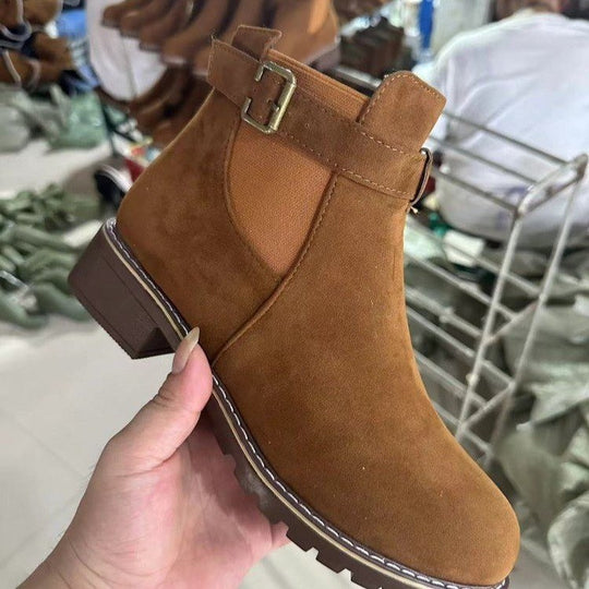 Damen Wildleder-Optik Chelsea-Stiefelette mit dekorativem Schnallenriemen, elastischem Einsatz und grober Profilsohle Shop Nory