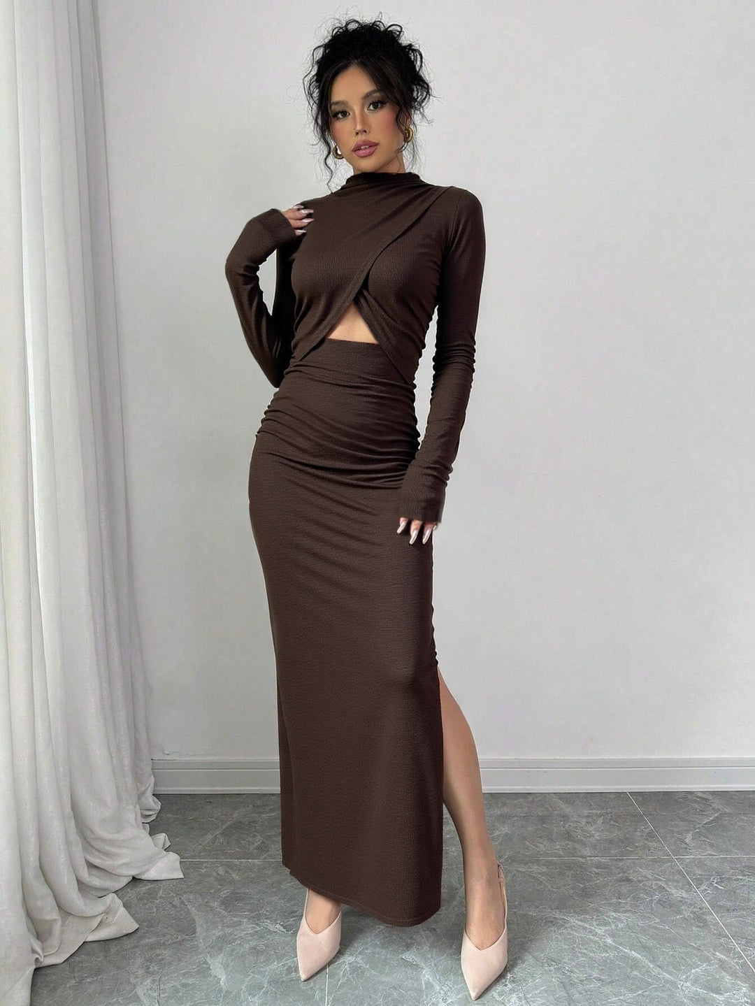 Damen geripptes Maxikleid mit gedrehtem Vorderteil Cut-Out taillierter Raffung und hohem Seitenschlitz Shop Nory