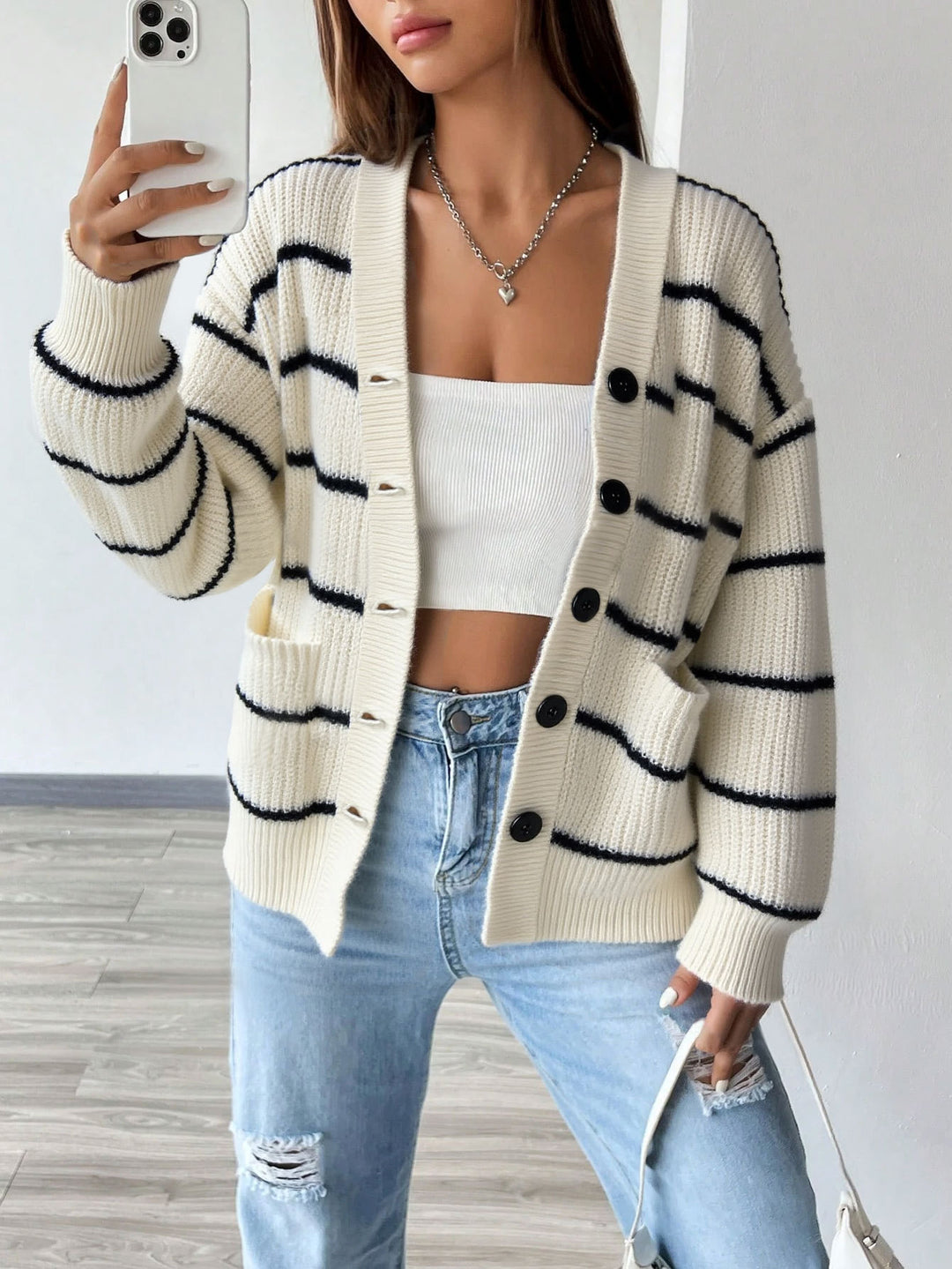 Damen oversized Strickcardigan mit Rippenkante, aufgesetzten Taschen und Knopfverschluss Shop Nory