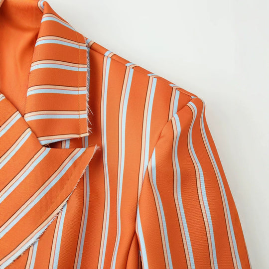 Damen doppelreihiger Blazer mit senkrechtem Streifenmuster und ausgefranstem Revers Shop Nory