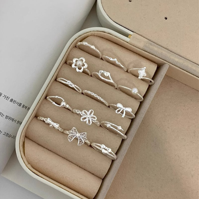 Damenring mit floralem Design und einzigartigem Perlenakzent Shop Nory