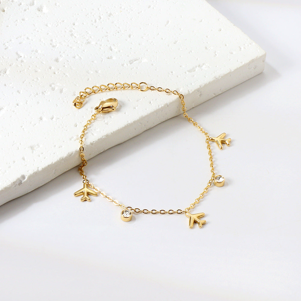 Damen Armband mit einzigartigem Flugzeuganhänger und funkelnden Kristallelementen Shop Nory