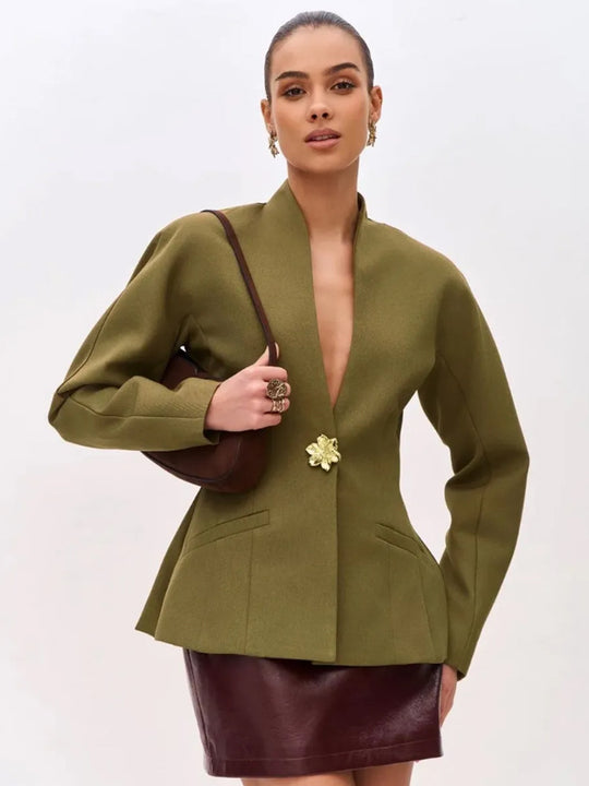 Damen Skulptural taillierte Jacke mit Schößchen, Stehkragen und Schmuckbrosche Shop Nory