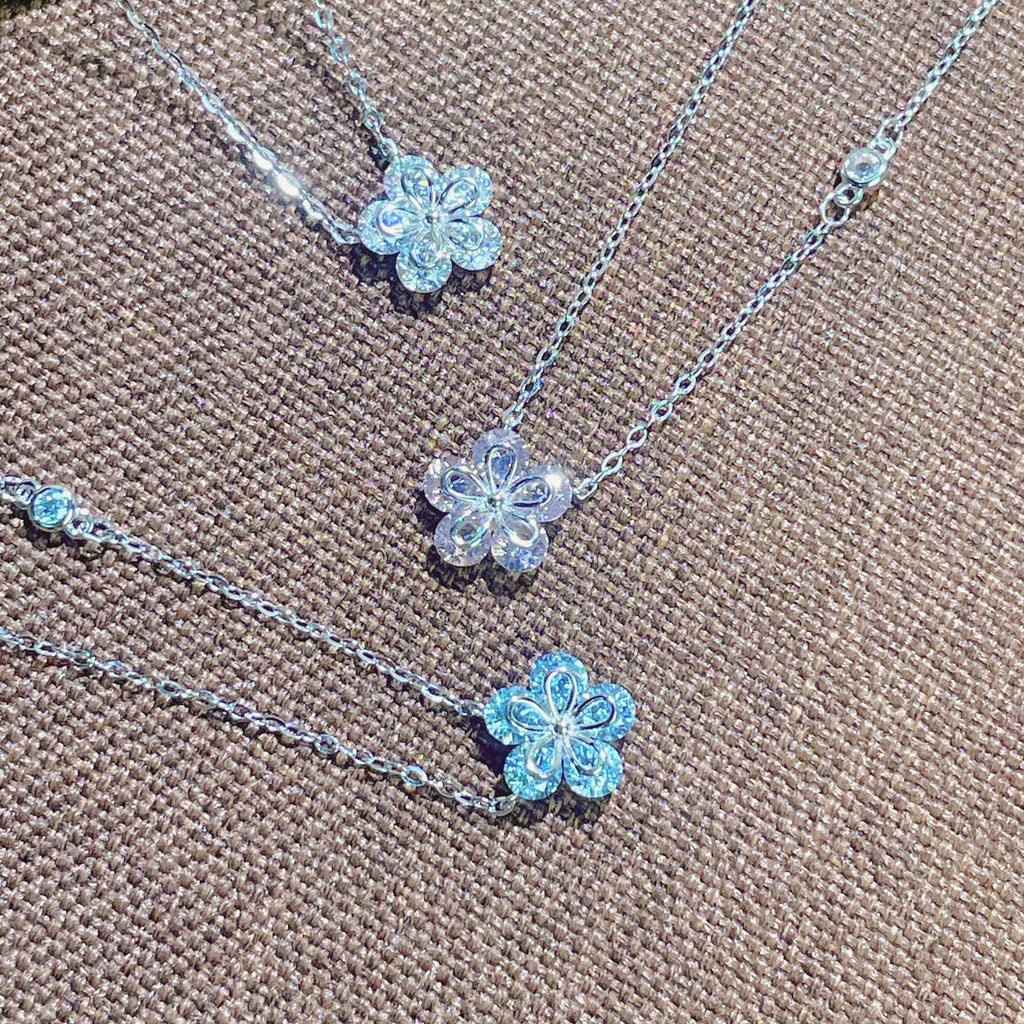 Damen elegante Halskette mit floralem Anhänger und Zirkonia Shop Nory
