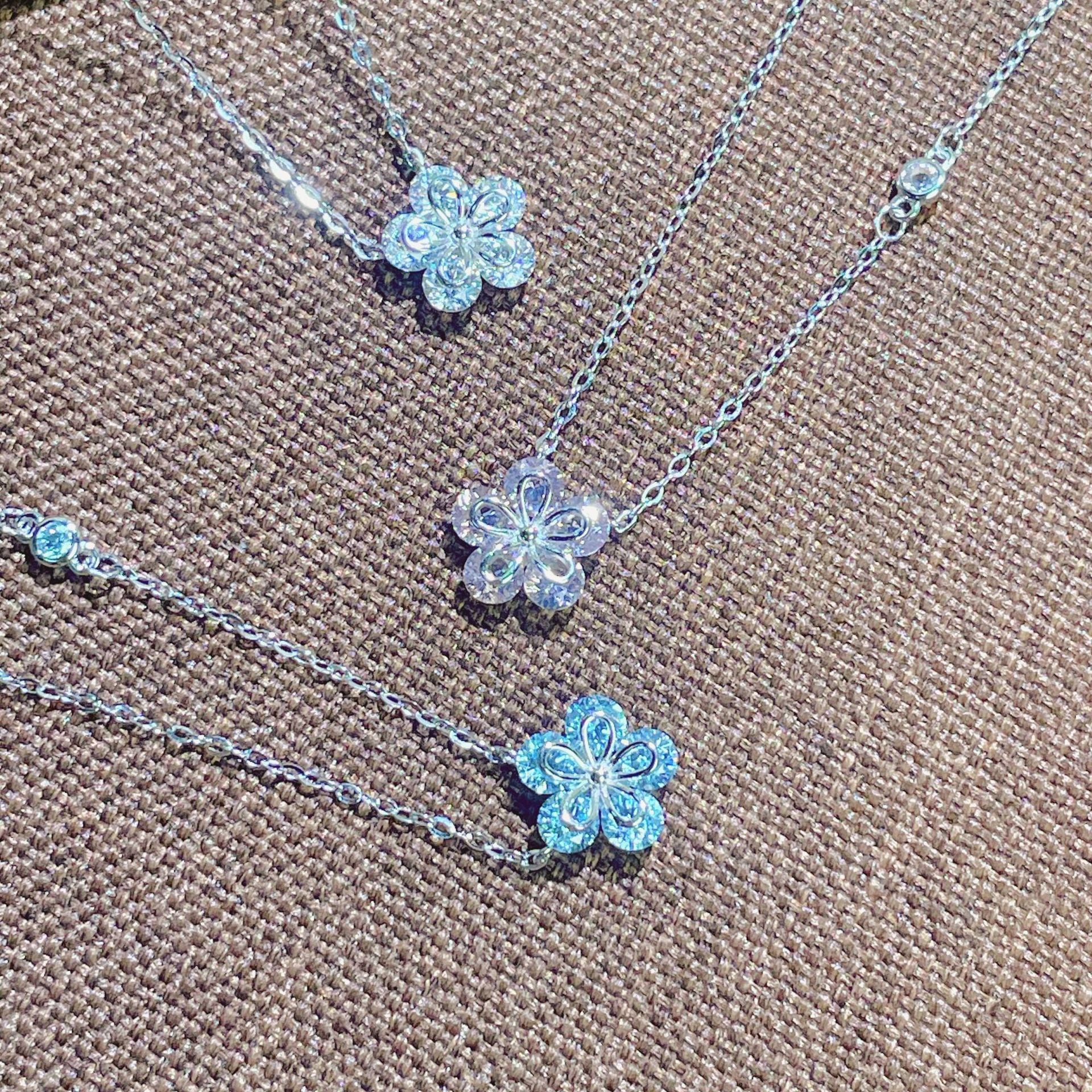 Damen elegante Halskette mit floralem Anhänger und Zirkonia Shop Nory
