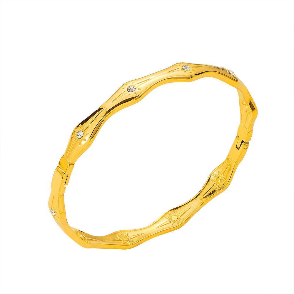Damen eleganter Armreif mit geschwungenem Design und funkelnden Details Shop Nory