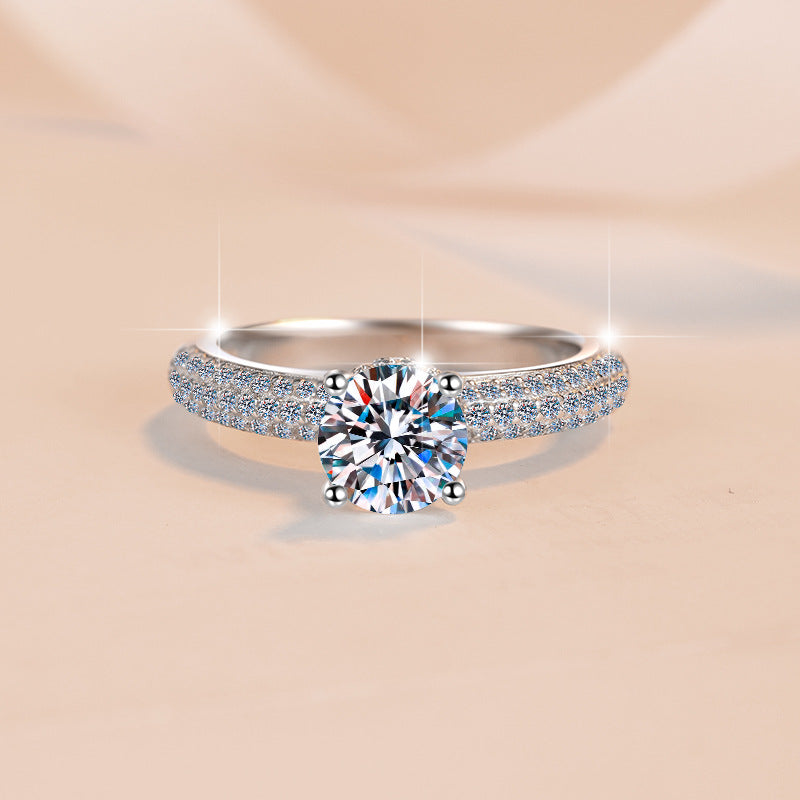 Damen Verlobungsring mit strahlendem Zirkonia und filigraner Detailverzierung Shop Nory