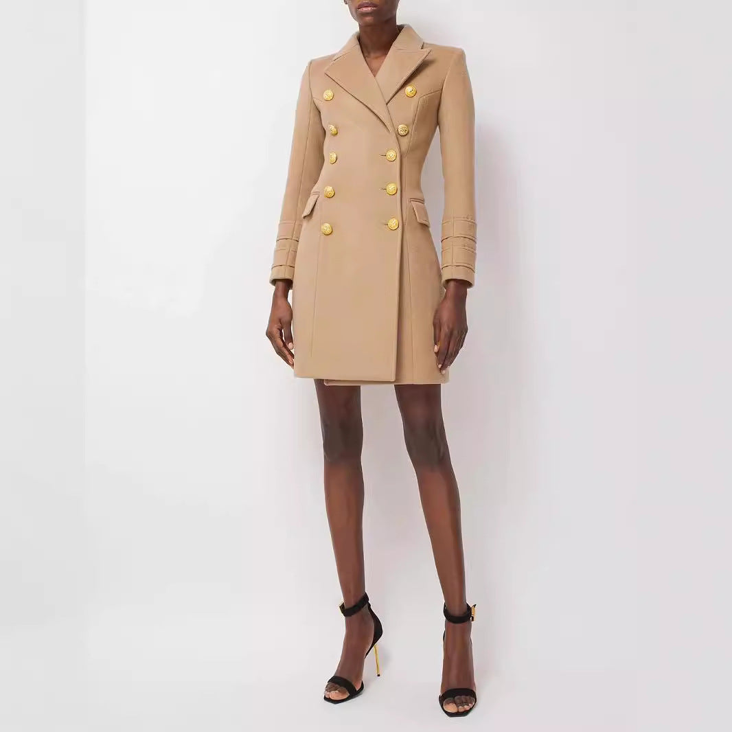Damen Kurzmantel im Blazerkleid‑Stil mit strukturierter Taillierung und goldenen Zierknöpfen Shop Nory