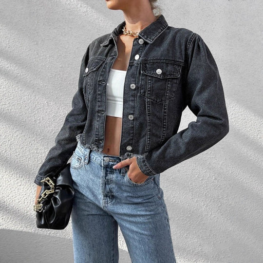 Damen Kurz geschnittene taillierte Jeansjacke mit rohem Fransen-Saum und Pattentaschen Shop Nory