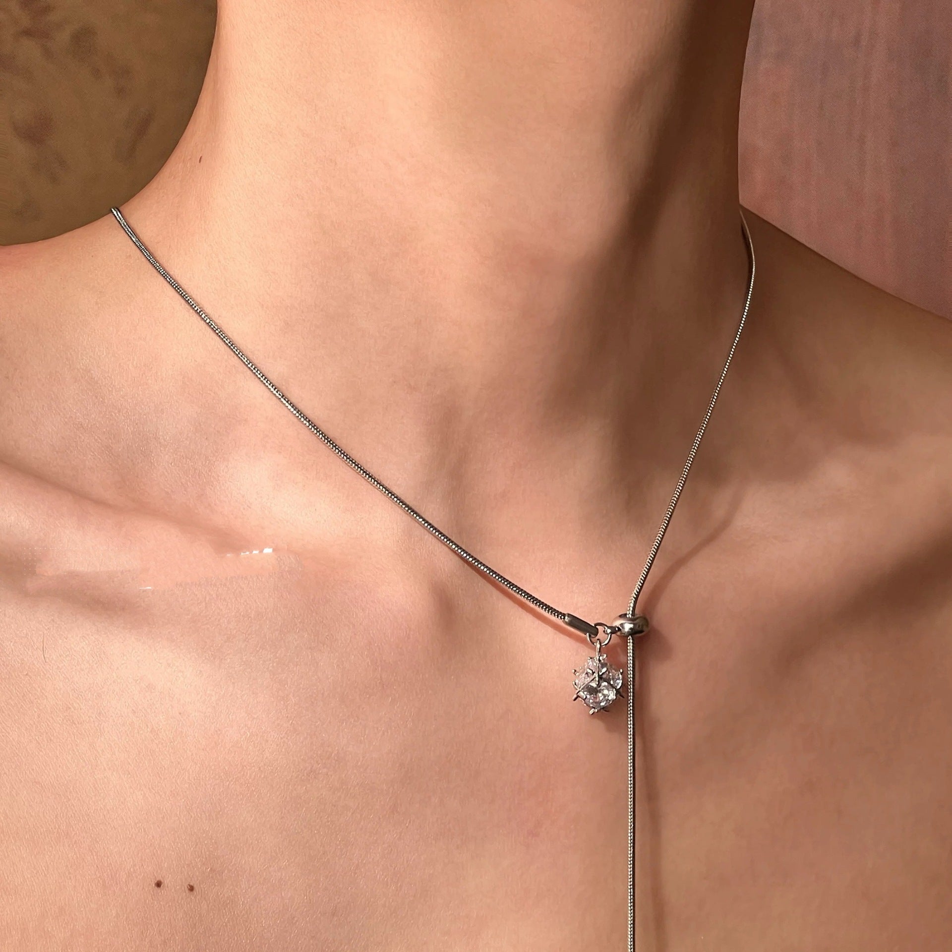 Damen Halskette mit schimmerndem Zirkonia-Anhänger und eleganten Details Shop Nory
