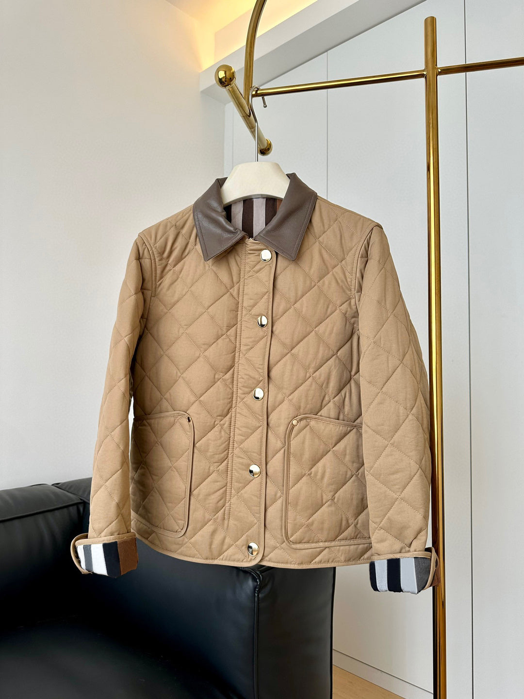 Damen Modische Steppjacke mit eleganter Lederkragen Shop Nory