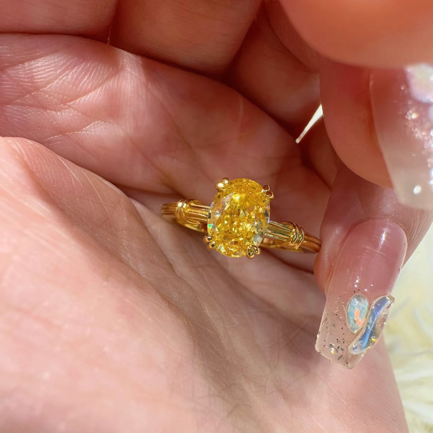 Damenring mit exquisiter Goldfassung und strahlendem Gelbstein Shop Nory