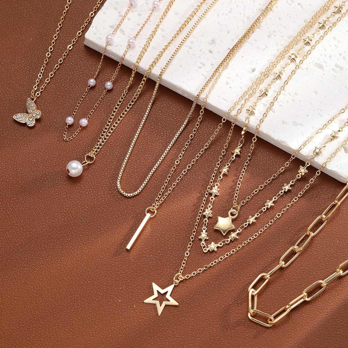 Damen mehrlagige Halskette mit zarten Anhängern und funkelnden Details Shop Nory