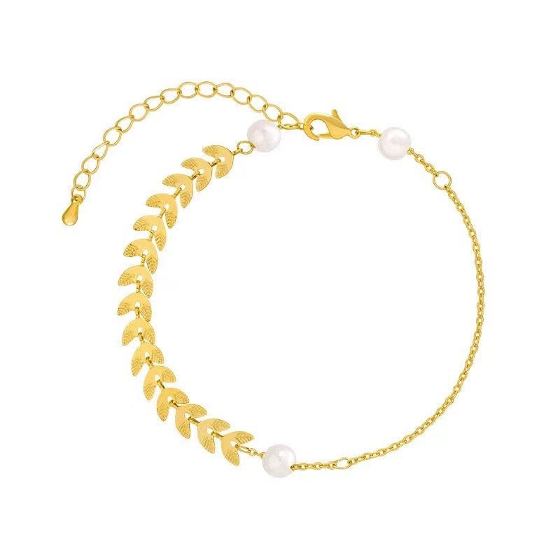 Damenarmband mit funkelndem Kristall-Anhänger und zarten Perlenakzenten Shop Nory