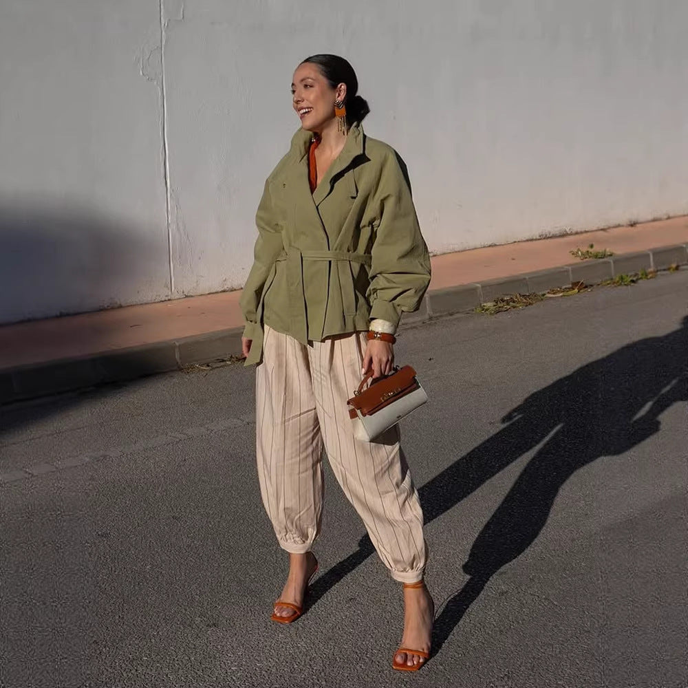 Damen Taillierter Kurzparka mit Stehkragen, Ballonärmeln und Bindegürtel Shop Nory