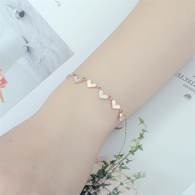 Damen Armreif mit herzförmigen Anhängern und elegantem Design Shop Nory