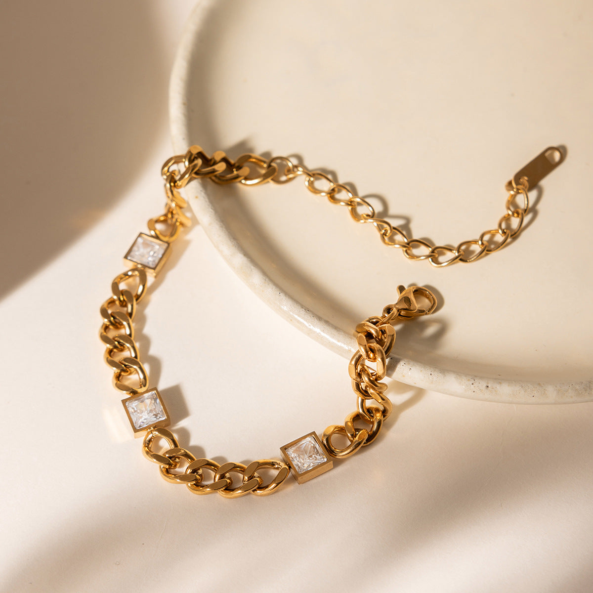 Damen Armband mit elegantem Kettendesign und funkelnden Zirkonia Shop Nory
