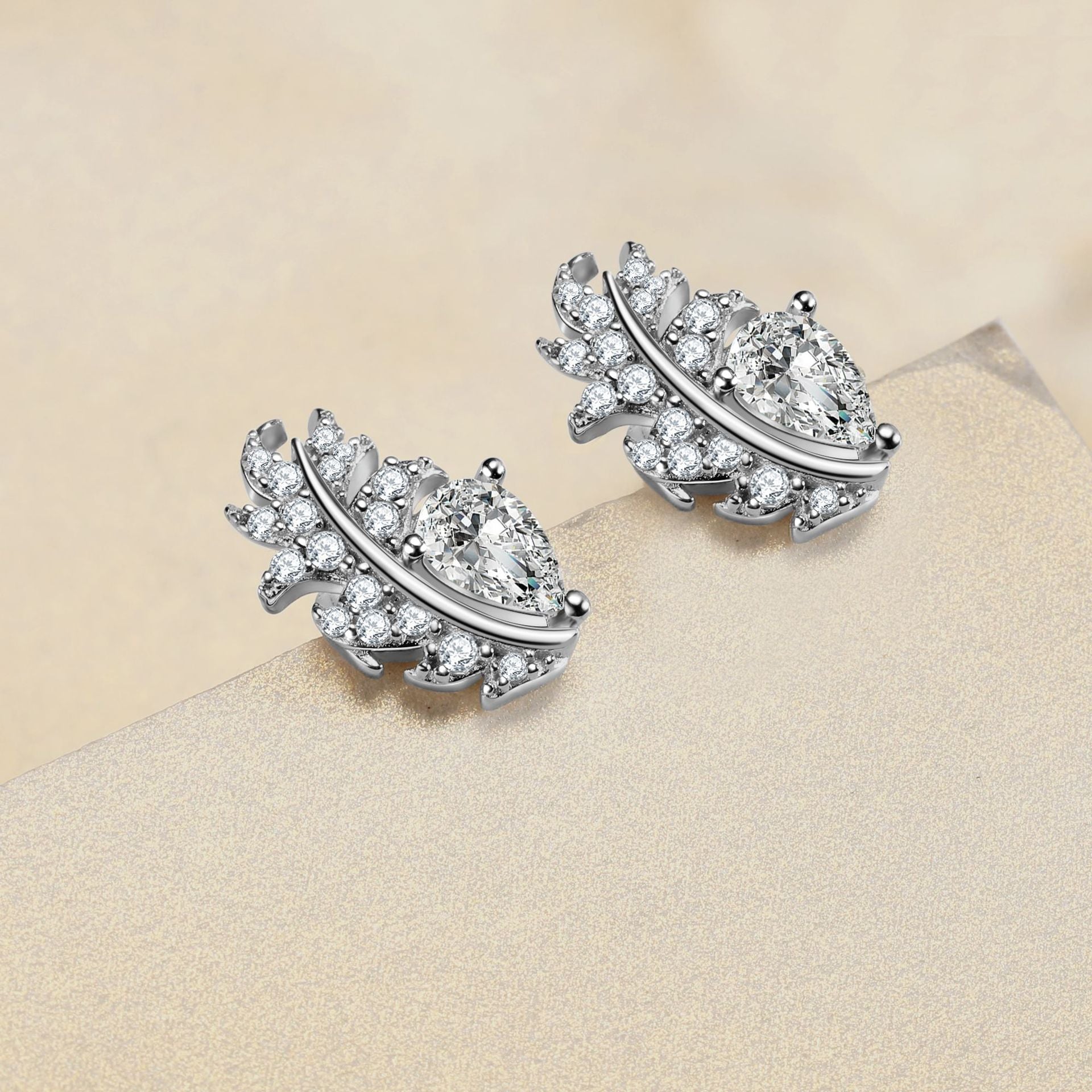 Damen Ohrringe im eleganten Blattdesign mit funkelndem Zirkonia-Besatz Shop Nory