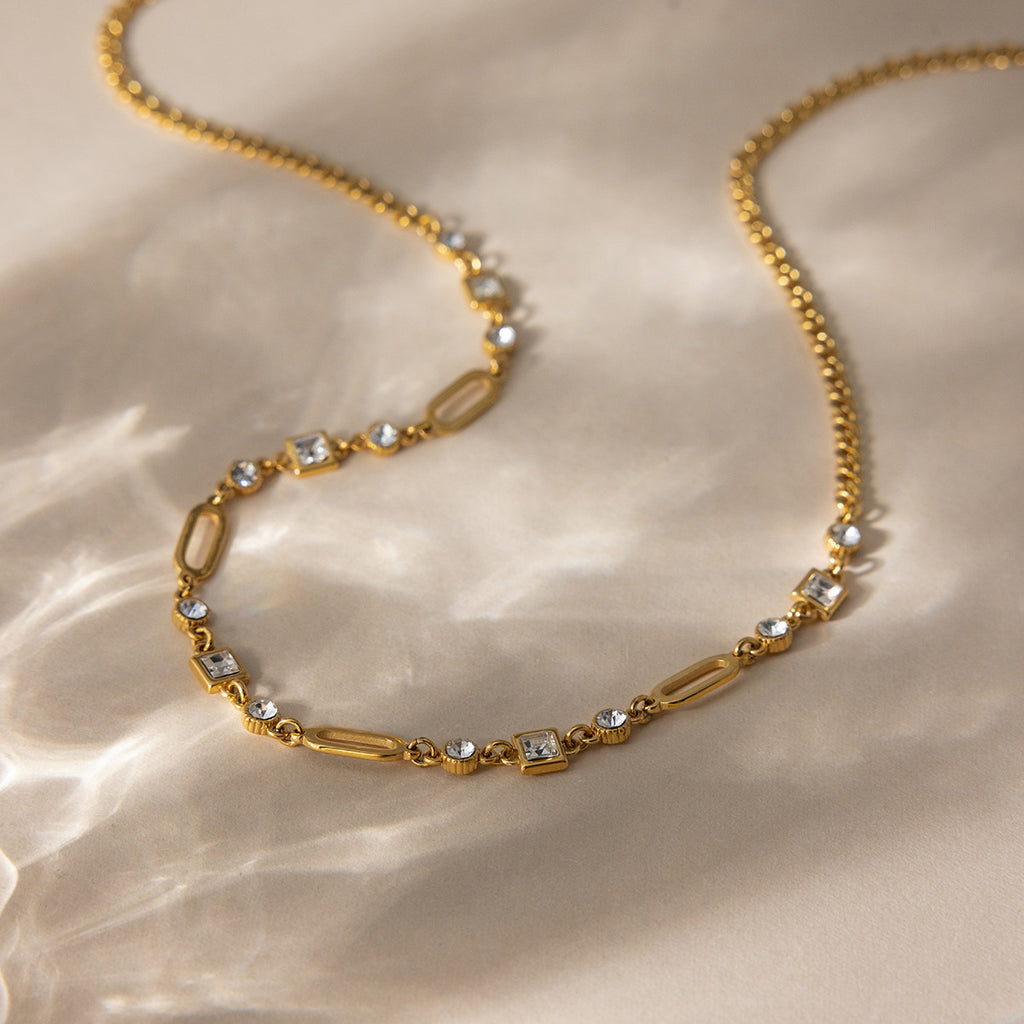 Damen elegante Halskette mit funkelnden Zirkonia-Elementen aus hypoallergenem Edelstahl Shop Nory