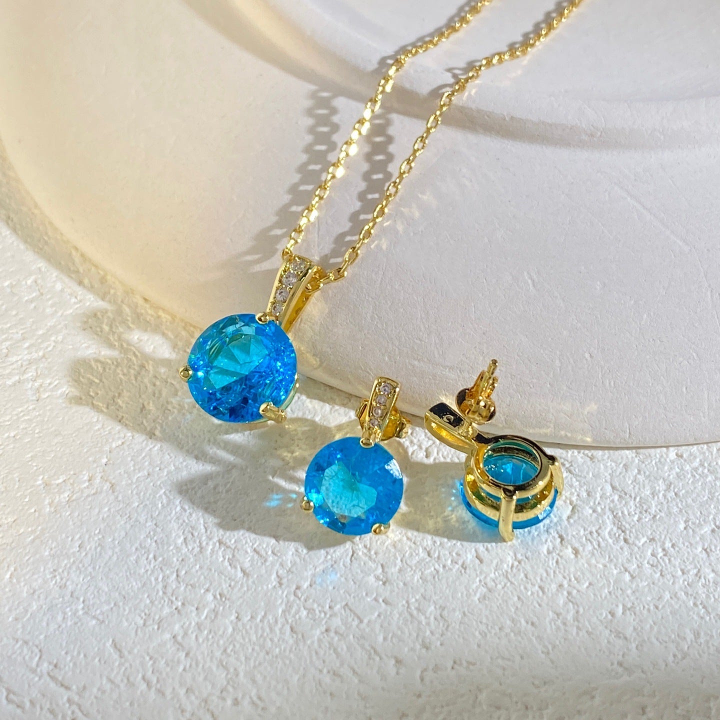 Rund facettiertes Zirkonia-Pendeln Necklace und Ohrstecker-Set mit vergoldeter Krappenfassung und Pavé-Bail