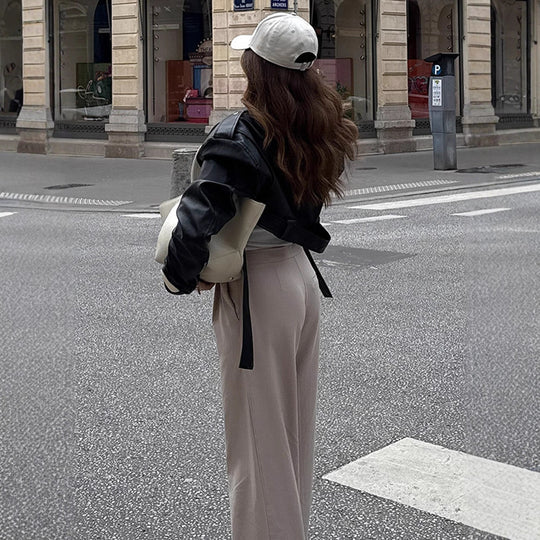 Damen Kurzgeschnittene Bikerjacke aus Kunstleder mit taillierendem Bindegürtel und markanten Epauletten Shop Nory