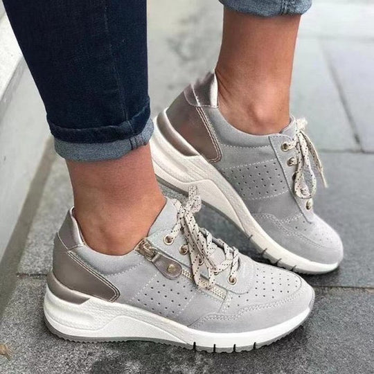 Damen Chunky-Plateau-Sneaker mit perforiertem Velours, gepolstertem Komfortfußbett und Metallic-Fersenaufbau Shop Nory