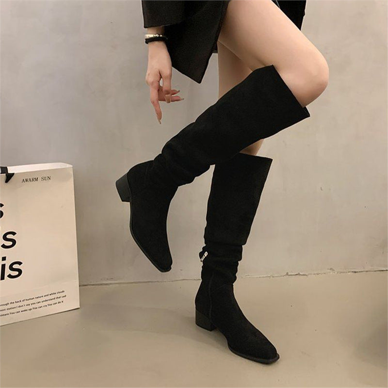 Damen Slouch‑Stiefel aus Veloursleder mit kniehohem Schaft und niedrigem Blockabsatz Shop Nory