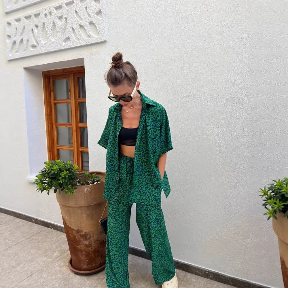 Damen zweiteiliges Safari-Print Loungewear-Set mit kurzärmeliger Hemdbluse und weitem hochgeschnittenen Palazzohose Shop Nory