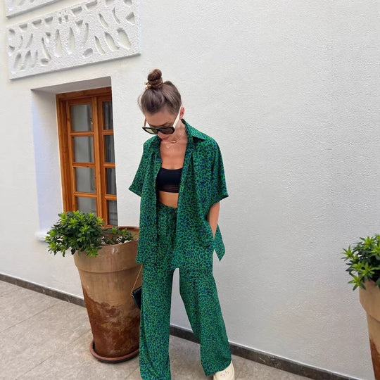 Damen zweiteiliges Safari-Print Loungewear-Set mit kurzärmeliger Hemdbluse und weitem hochgeschnittenen Palazzohose Shop Nory
