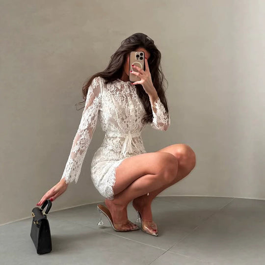 Damen Spitzen-Minikleid mit hohem Rundhals, taillierendem Schnürgürtel und gewelltem Saum Shop Nory