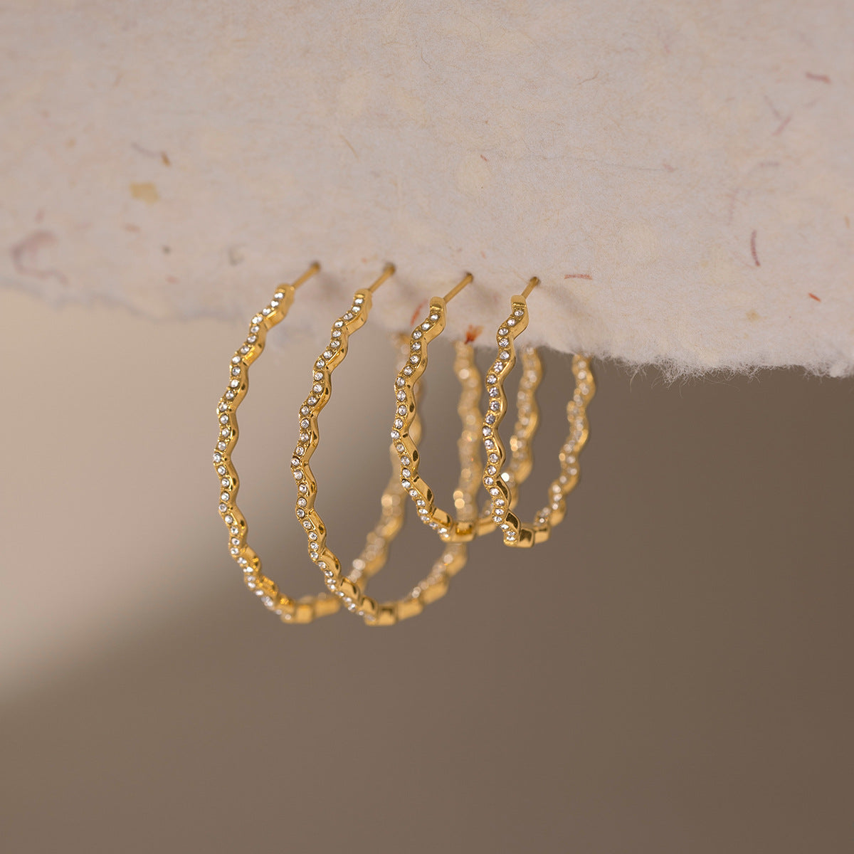 Damen Ohrhänger mit elegantem Wellen-Design und funkelndem Zirkonia-Besatz Shop Nory