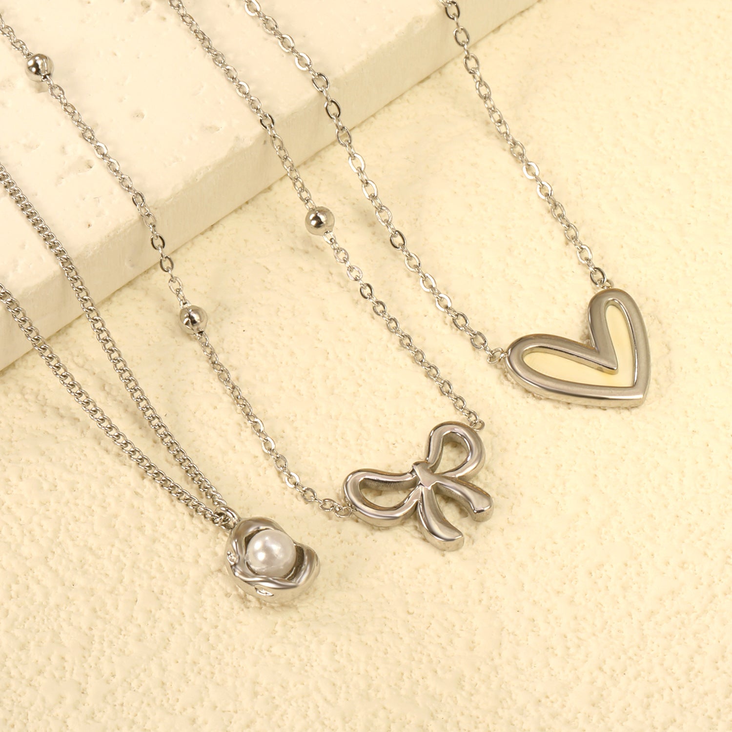 Damen Halskette mit hochwertigem goldplattierten Schleifenanhänger und verstellbarem Design Shop Nory