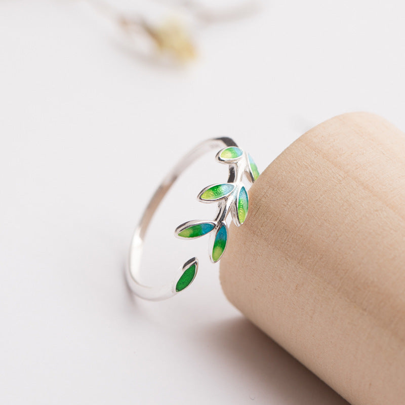 Damenring mit filigranem Blattdesign und opalisierenden Akzenten Shop Nory