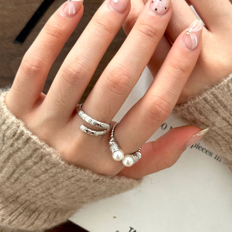 Damenring mit elegantem geschwungenem Design und funkelnden Zirkonia Shop Nory