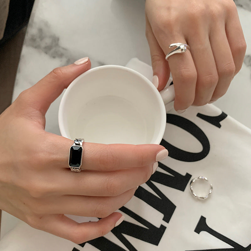 Damenring mit geschwungenem Design und funkelndem Stein Shop Nory