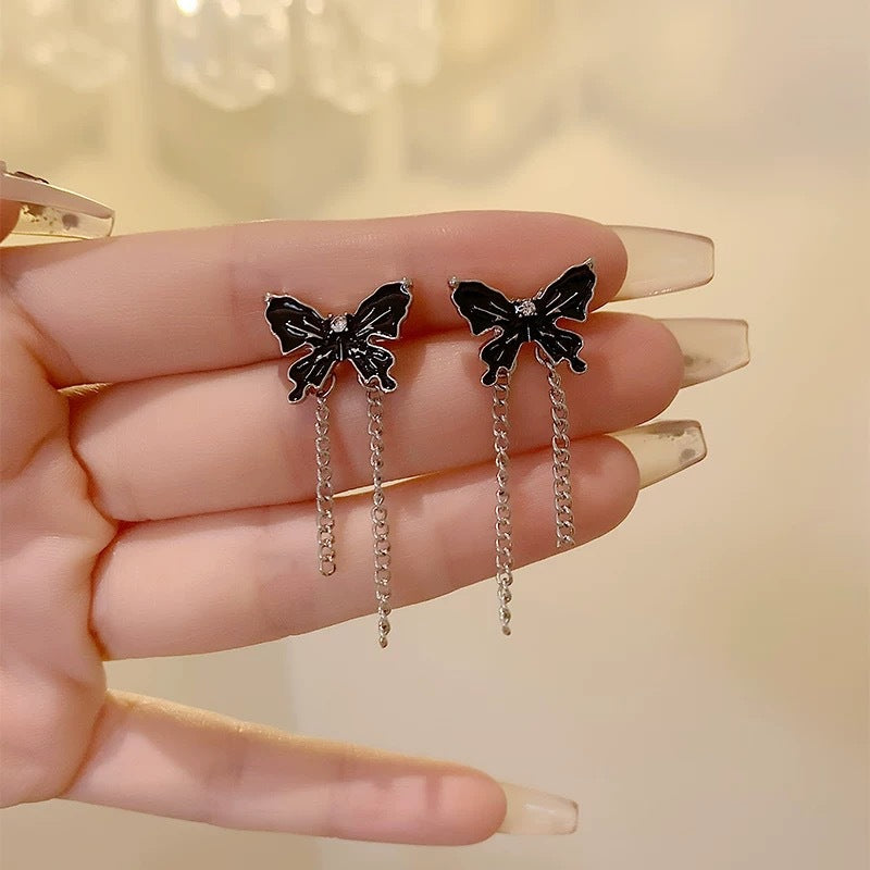 Damen Ohrstecker mit kunstvollem Schmetterlingsdesign und filigranen Kettendetails Shop Nory