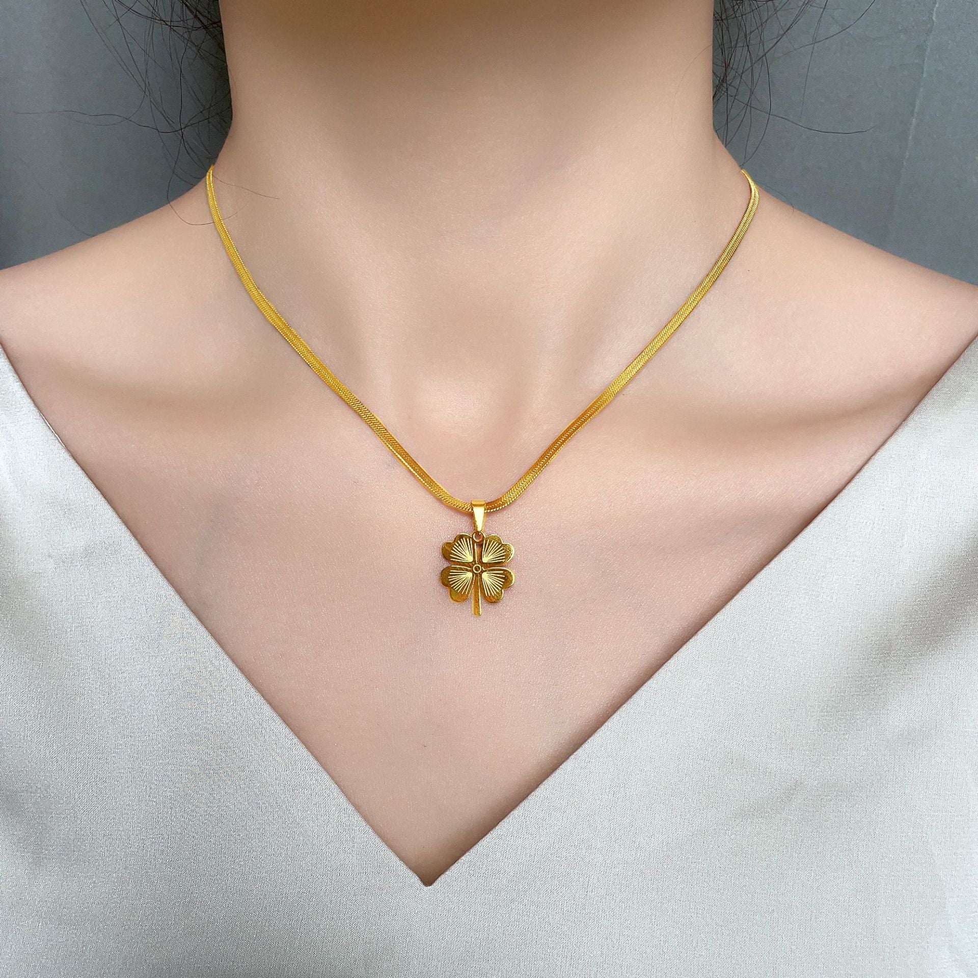 Damen elegantes Halskette mit glücksbringendem Kleeblatt-Anhänger Shop Nory