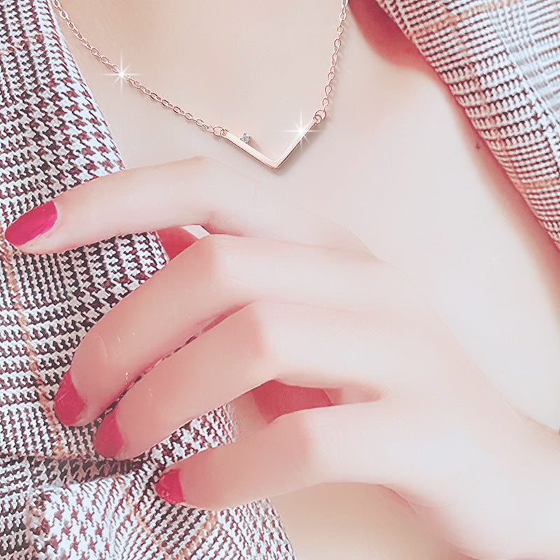 Damen Halskette mit modernem V-Design und funkelndem Zirkonia-Akzent Shop Nory