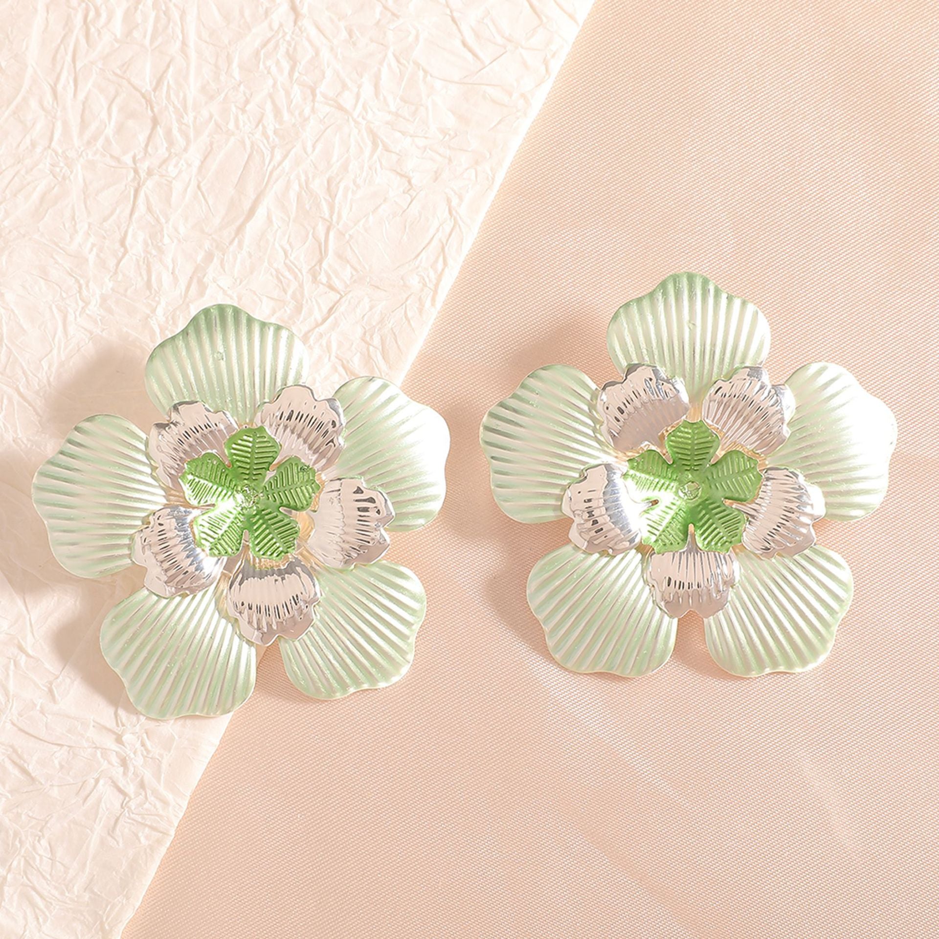 Damen Blumenohrringe mit filigranem Design und glänzenden Akzenten Shop Nory