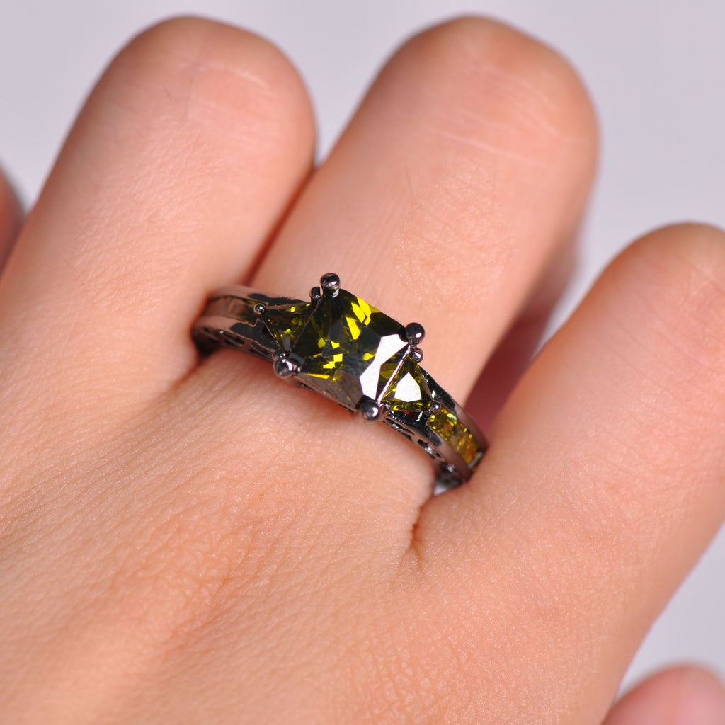 Damen Ring mit funkelndem grünem Zirkon und eleganter Edelstahlfassung Shop Nory