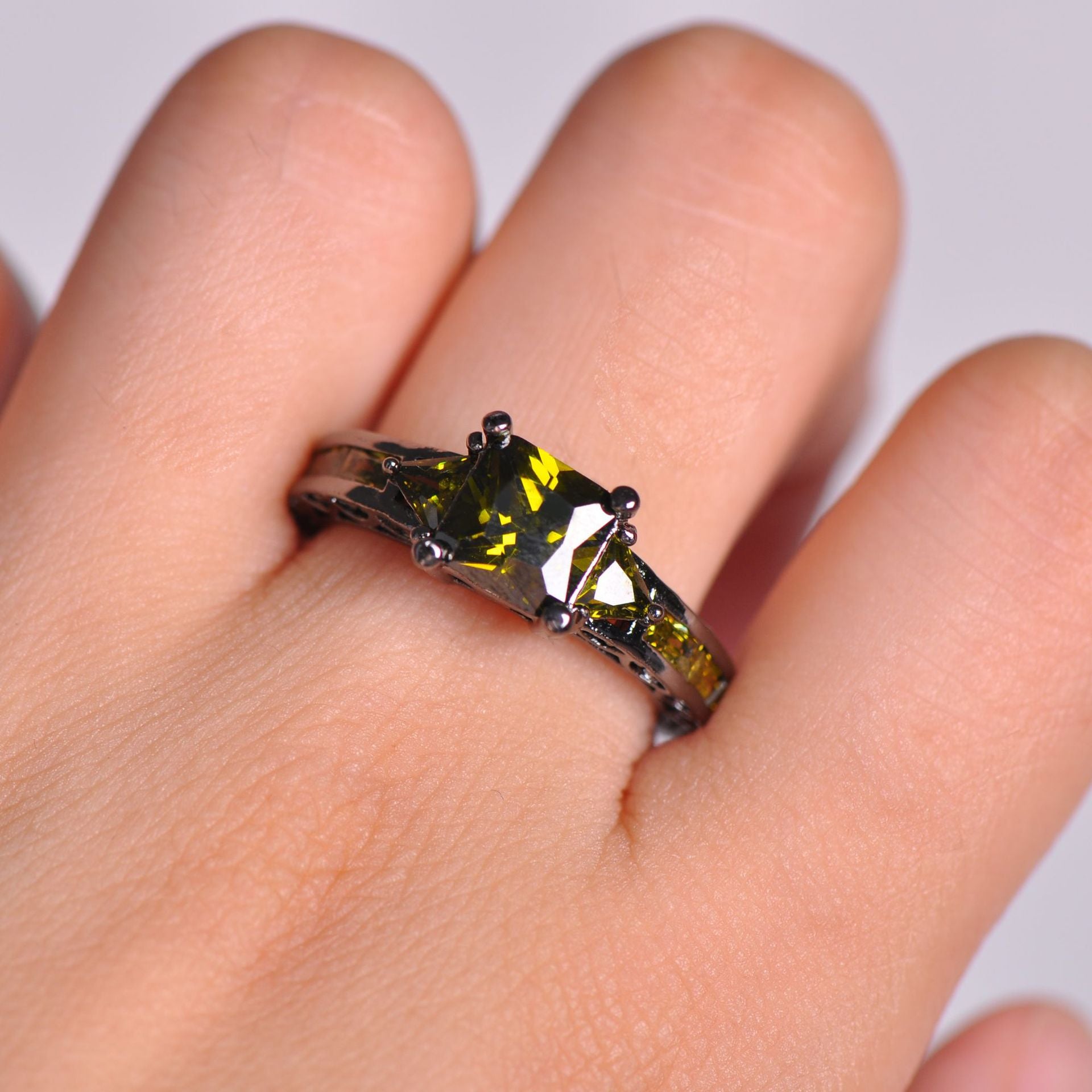 Damen Ring mit funkelndem grünem Zirkon und eleganter Edelstahlfassung Shop Nory